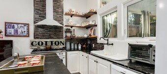 The Dollhouse | 3/2 | Walk to Downtown