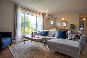Smart TV - Lavish Retreat: Serene Getaway in Lower Sackville (Lower Sackville)