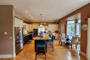 Kylskåp, mikrovågsugn, ugn och spishäll