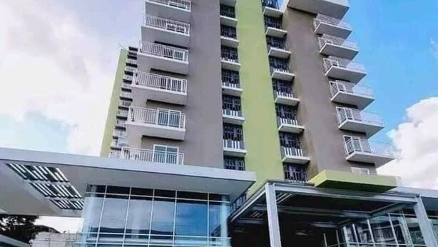 Un edificio moderno con un letrero que dice "Mesanterra".