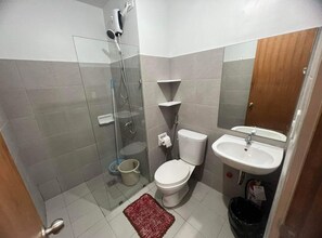 Standard-Apartment | Badezimmer | Kostenlose Toilettenartikel, Haartrockner, Bademäntel, Hausschuhe