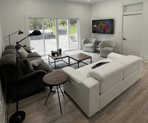 Private Vacation Home with large Hot Tub and Fire Pit -- Sleeps 18