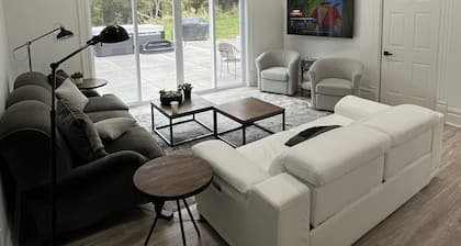 Private Vacation Home with large Hot Tub and Fire Pit -- Sleeps 18