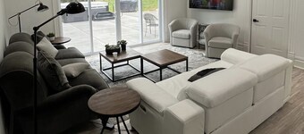 Private Vacation Home with large Hot Tub and Fire Pit -- Sleeps 18