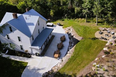 Private Vacation Home with large Hot Tub and Fire Pit -- Sleeps 18