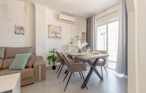 Dining - Beach front apartment in Torrevieja with WiFi (Torrevieja)