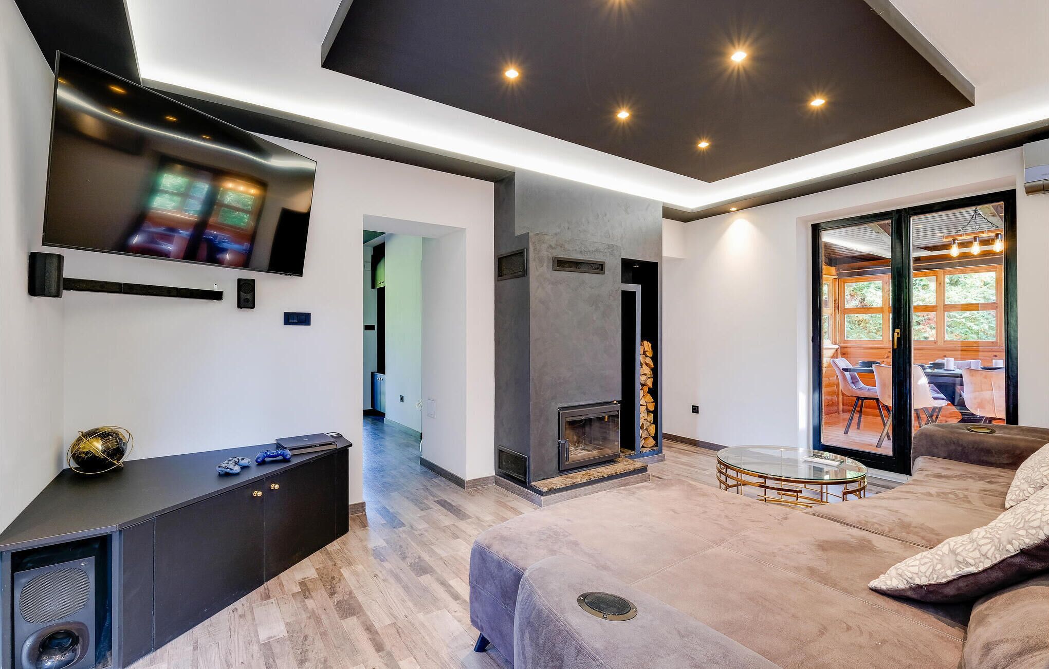 智能电视、壁炉、桌上足球、立体声音响