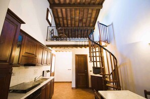 Kjøleskap, ovn, kokeplater og oppvaskmaskin