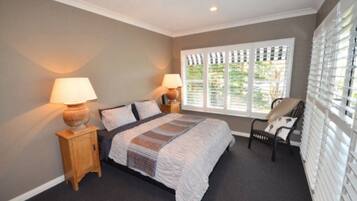 5 bedrooms, iron/ironing board, internet