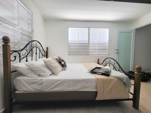 4 bedrooms, desk, iron/ironing board, free WiFi