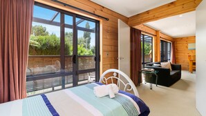 Una camera da letto con un letto, un divano e vista sull'esterno.