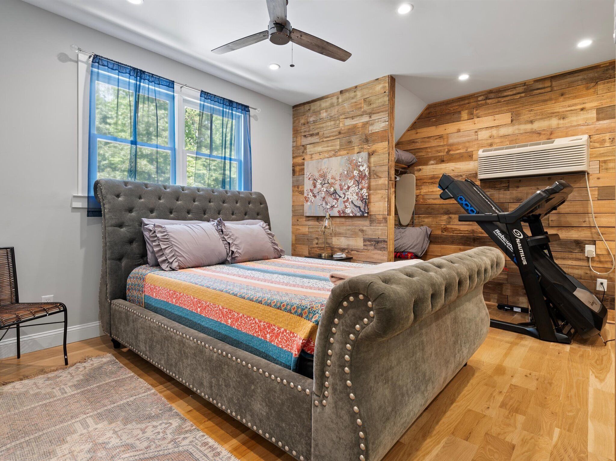 Tabla de planchar con plancha, wifi gratis y ropa de cama 