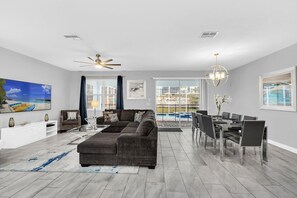 Een televisie, tafelvoetbal en een tafeltennistafel