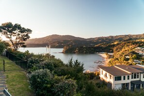 Premium bedding, pillow-top beds, individually decorated - Coromandel Seaview Motel (Wyuna Bay)