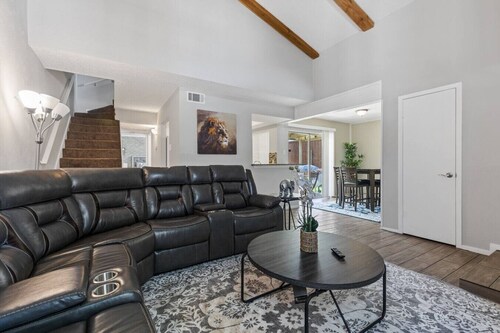 5 STAR Townhome near all major highways! Fast Wifi