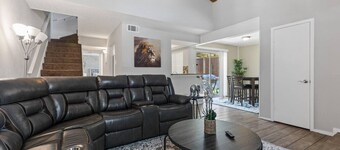 5 STAR Townhome near all major highways! Fast Wifi