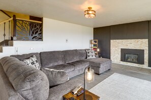 TV, fireplace, books - Steinaker State Park w/ Fireplace: Vernal Getaway! (Vernal)