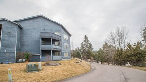 Un bâtiment à deux étages, doté d’un toit plat et d’un petit porche à l’avant.