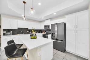 Fridge, microwave, oven, stovetop - Luxury 3-Bed Condo in Storey Lake Resort - 3131 (Kissimmee)