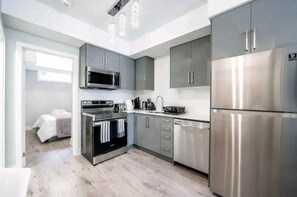 Fridge, microwave, oven, stovetop - Cozy condo sleeps 4  (Niagara Falls)