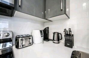 Fridge, microwave, oven, stovetop - Cozy condo sleeps 4  (Niagara Falls)