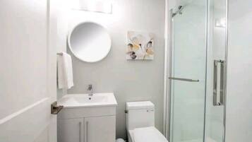 Asciugacapelli, asciugamani, sapone, carta igienica