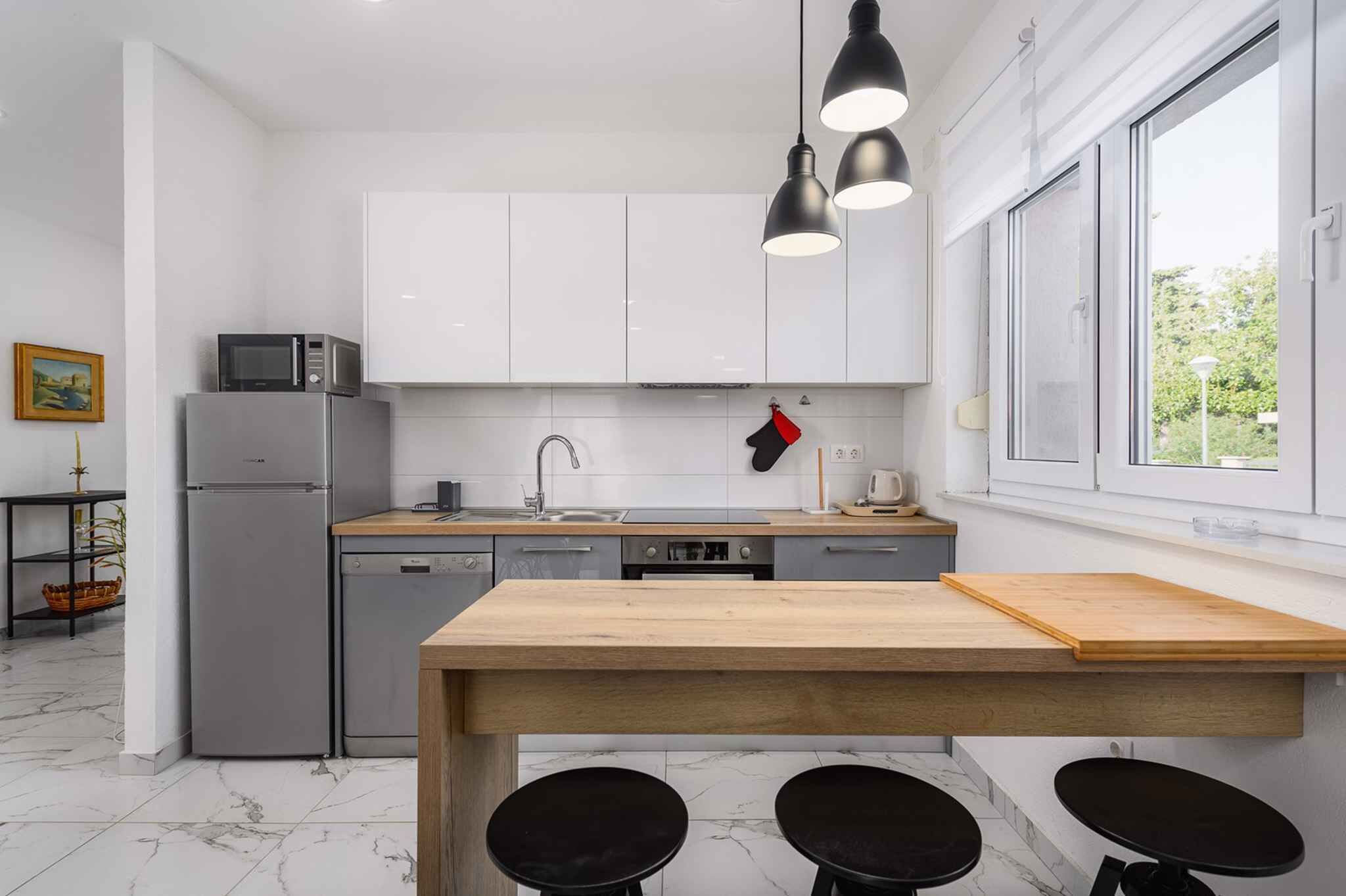 Kühlschrank, Mikrowelle, Ofen, Herdplatte