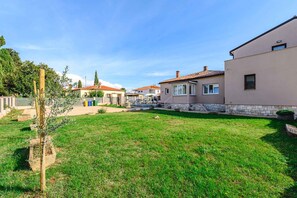 Exterior - Villa with pool, air conditioning, internet and covered terrace, near the sea (Umag)