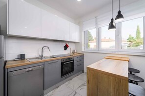 Kylskåp, mikrovågsugn, ugn och spishäll