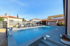 Pool - Villa with pool, air conditioning, internet and covered terrace, near the sea (Umag)