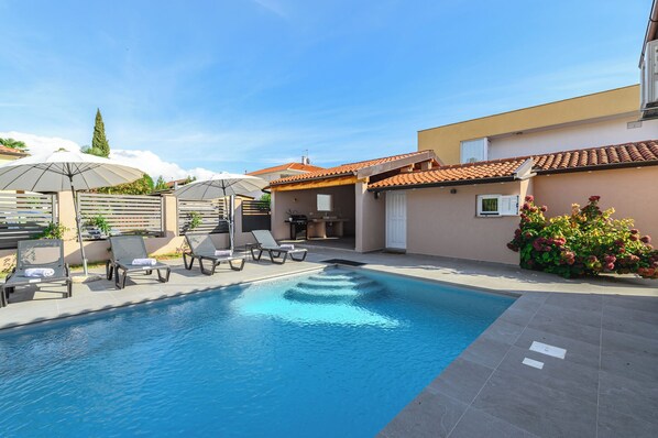 Pool - Villa with pool, air conditioning, internet and covered terrace, near the sea (Umag)