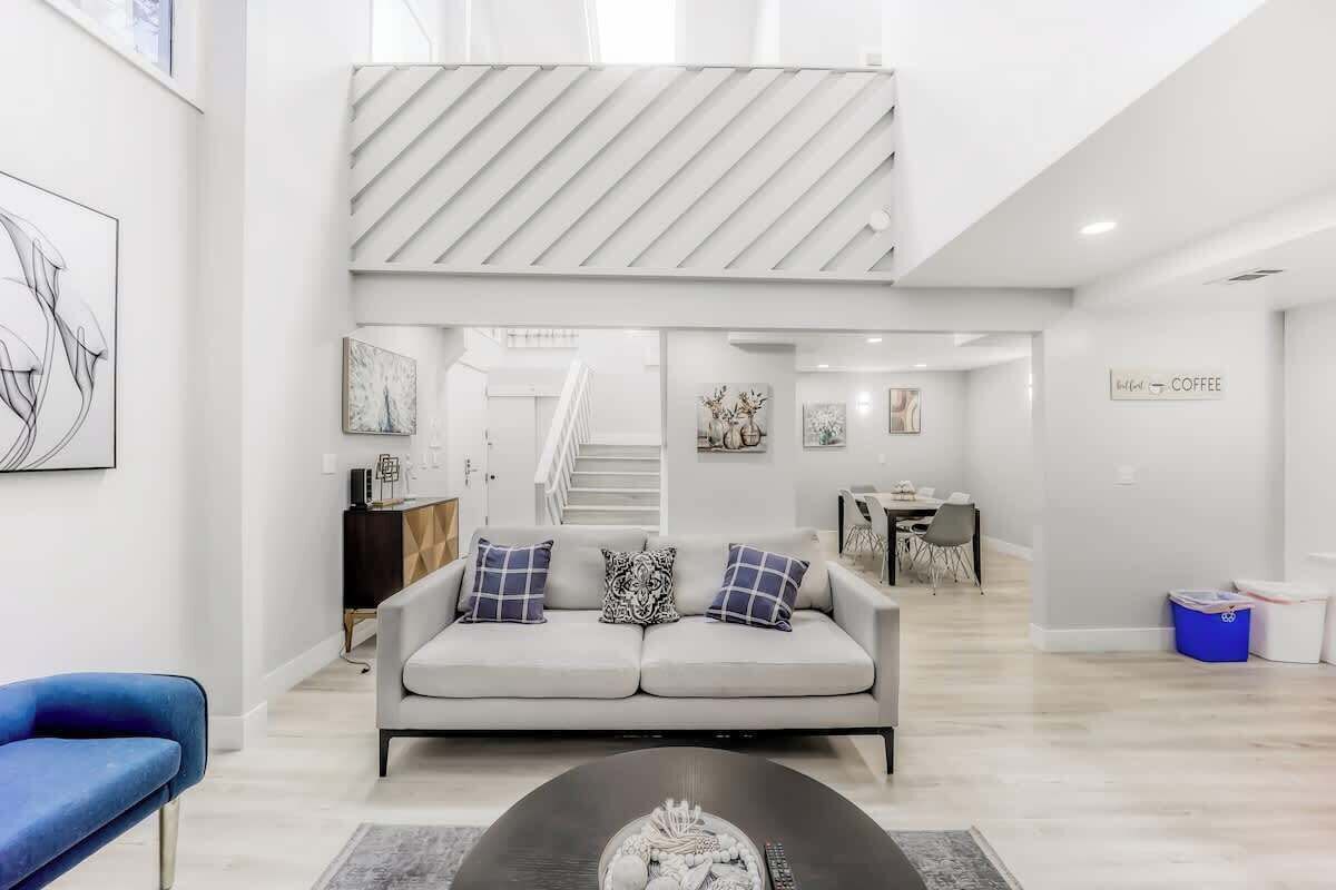 Smart TV, chimenea y oficina 