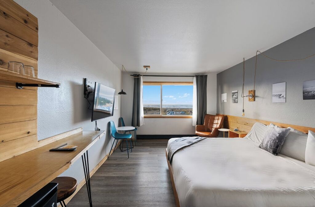 Experience Coastal Comfort! Indoor Swimming Pool, Pets Allowed, Free Parking! - Long Beach