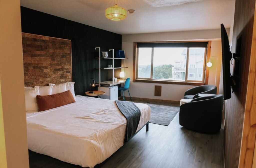 Seaside Resort! 2 Classy Units, Indoor Pool, Full-service Spa, Pets Are Allowed! - Long Beach