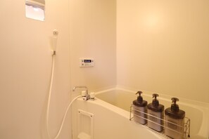 Secador de pelo, toallas, jabón, shampoo