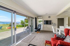 Living area - Ngongotaha Lakeside Lodge- Lakeview Apartment (Rotorua)