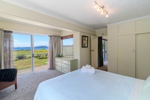 2 bedrooms, iron/ironing board, WiFi, bed sheets - Ngongotaha Lakeside Lodge- Lakeview Apartment (Rotorua)