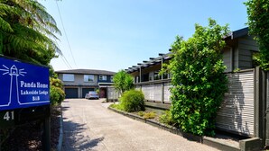 Een woongebied met een bord voor Panda Home Lakeside Lodge Bed & Breakfast.