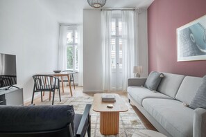 TV, stereo - Bright Prenzlauer Berg 2BR, nr Mauerpark, by Blueground (Berlin)