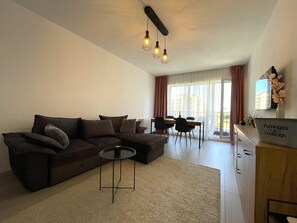 Smart TV - Good Vibes Apartment - Parking and Smart TV (Brașov)