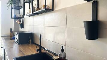 Micro-ondas, fogão, cooktop, cafeteira/chaleira
