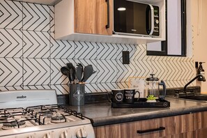 Een koelkast, een magnetron, een oven, een kookplaat