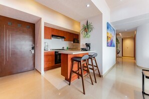 Kylskåp, mikrovågsugn, ugn och spishäll