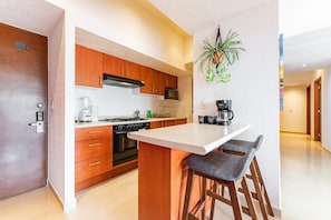Geladeira, micro-ondas, fogão, cooktop