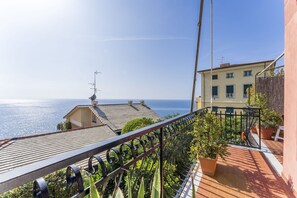 Property grounds - Nice apartment for 4 guests with WIFI, A/C, TV, balcony and panoramic view, close to Portofino (Recco)
