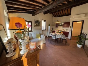 TV - Nice apartment for 4 people with A/C, TV and balcony (Lucca)