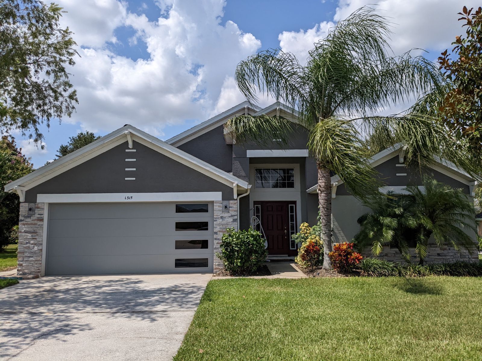 Charming 4/3 in the Heart of Central Florida Upgraded appliances and furnishings