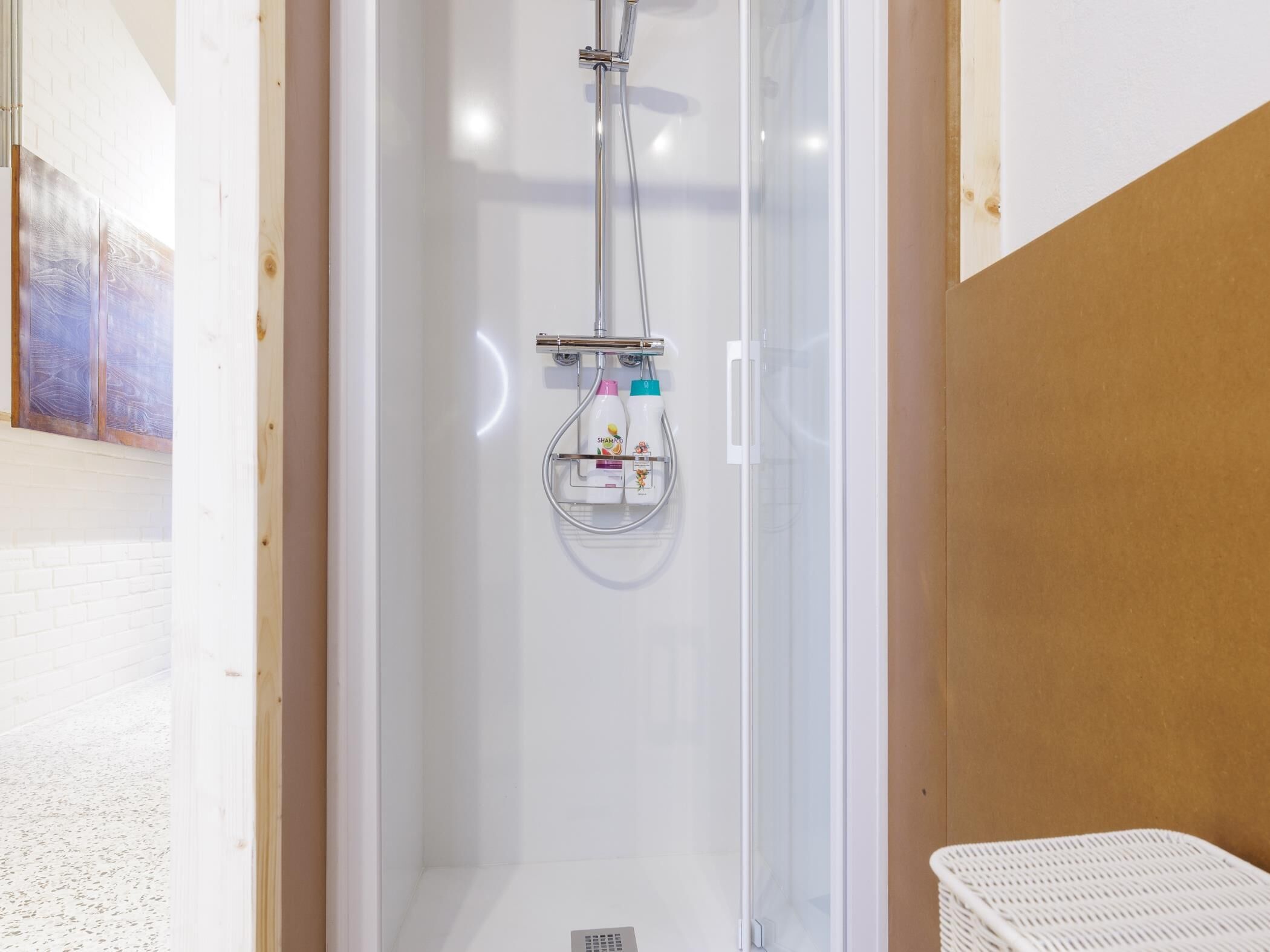 Een douche, een haardroger, handdoeken