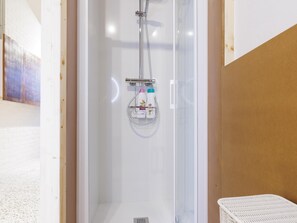 Shower, hair dryer, towels - Apartamento estudio con terraza-pensión* (A Estrada)