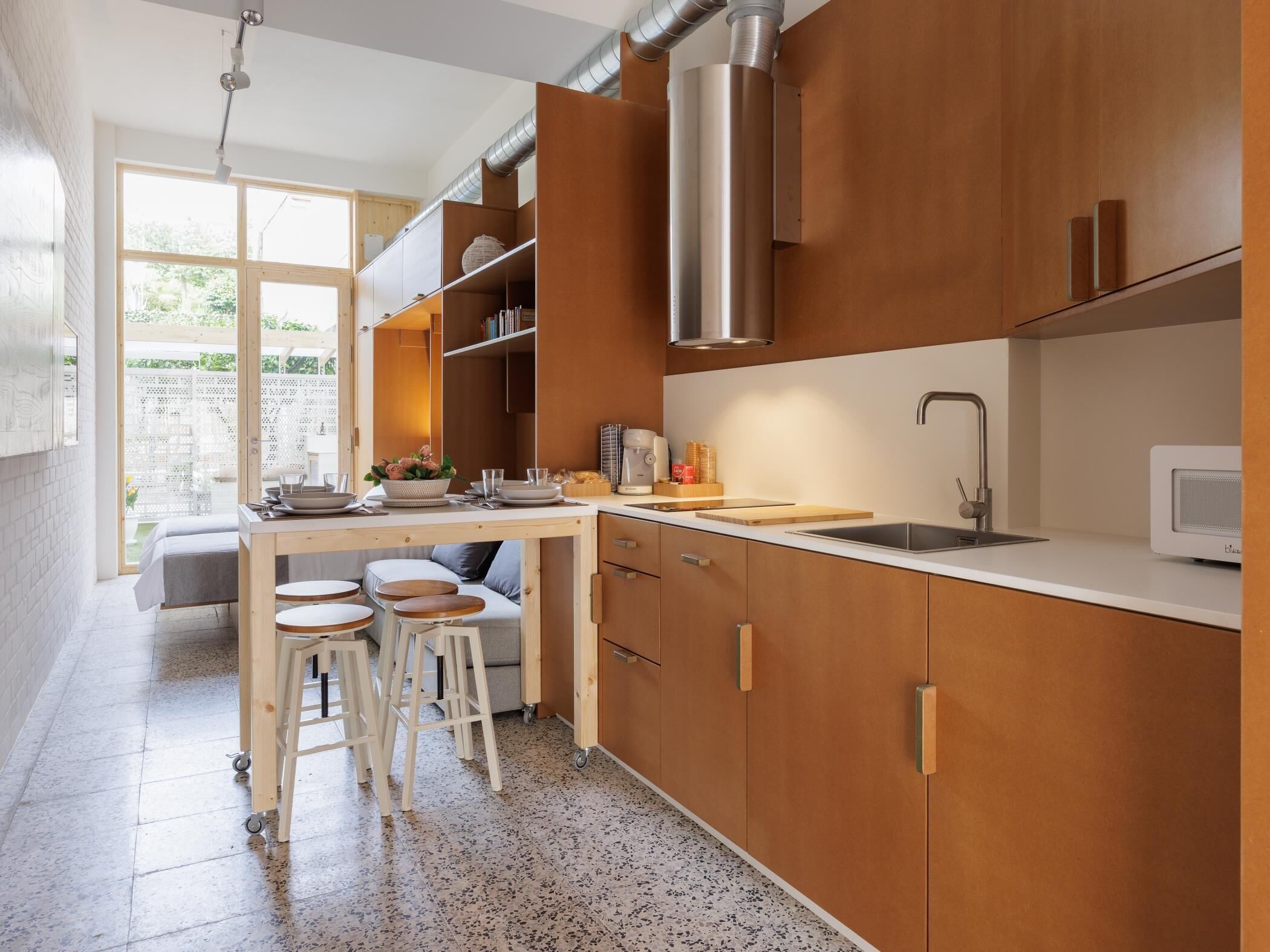 Een koelkast, een magnetron, een oven, een vaatwasser